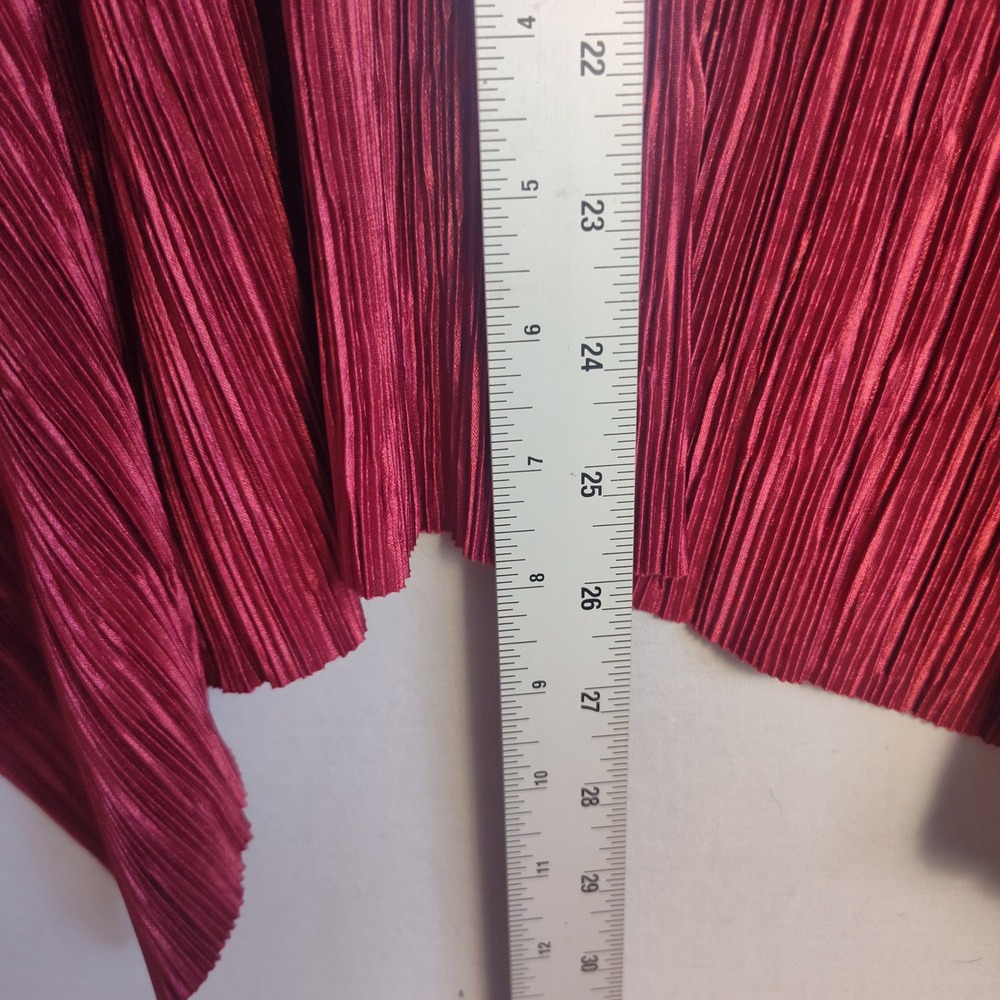 Jennie & Marlis Burgundy Pleated Grommet V-Neck Sharkbite Hem Tunic Top Medium - Picture 8 of 9